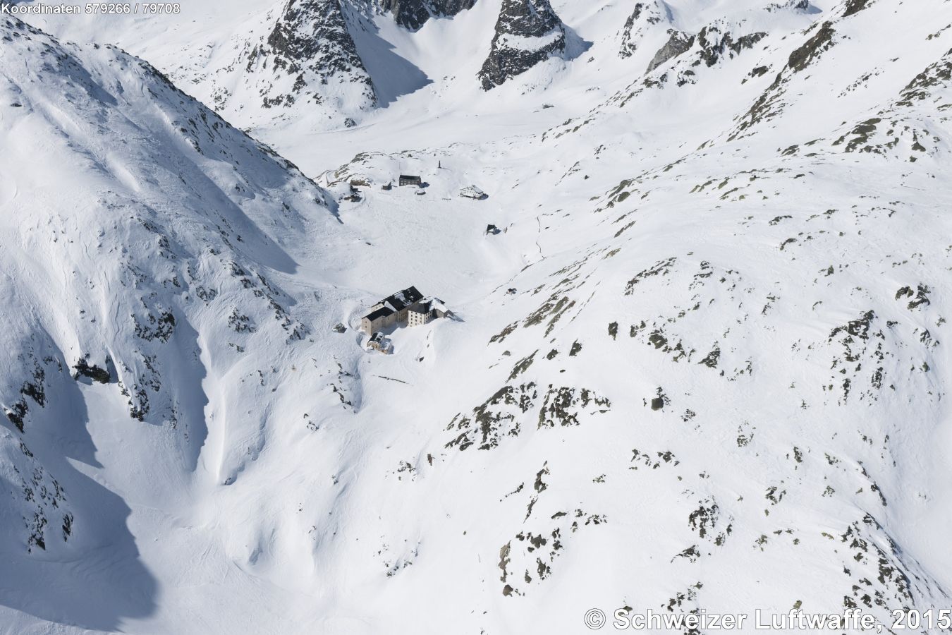 Col du Grand Saint-Bernard (Position: 2'579'267.43, 1'079'729.22); Hospiz-Gebäude im Vordergrund (2469 m.è.M.) - Gebäudegruppe im Hintergrund: Französische Seite des Passes, Zollgebäude. -Blickrichtung West